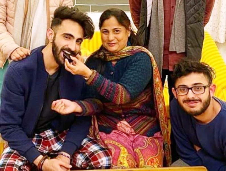 carryminati family