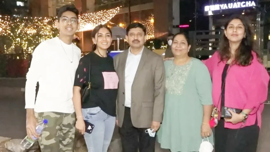 Mrunal Thakur Family